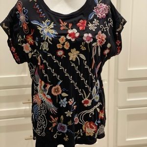 Johnny Was embroidered tee! Size large